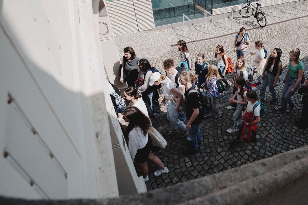 Eine Gruppe Menschen vor dem Salmen