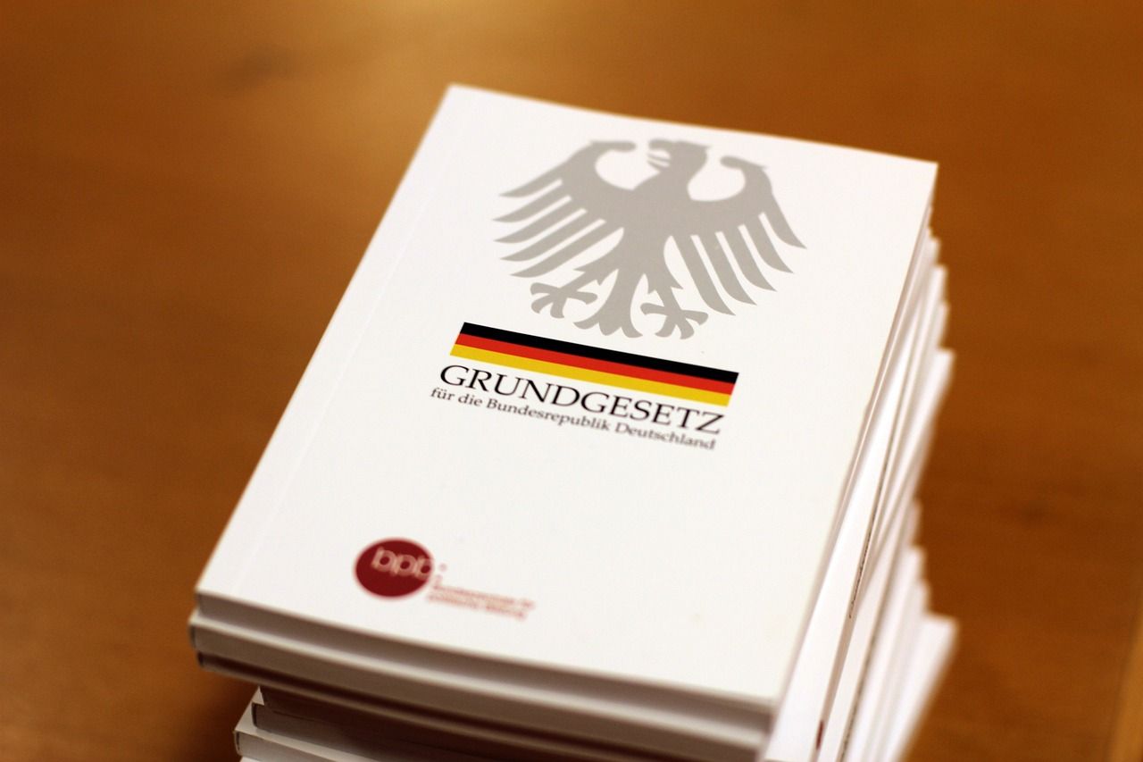 Ein Stapel Grundgesetze